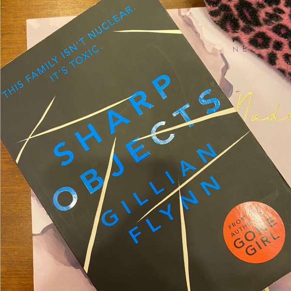 The entire Gillian Flynn set .All original books in excellent condition . - Picture 3 of 5